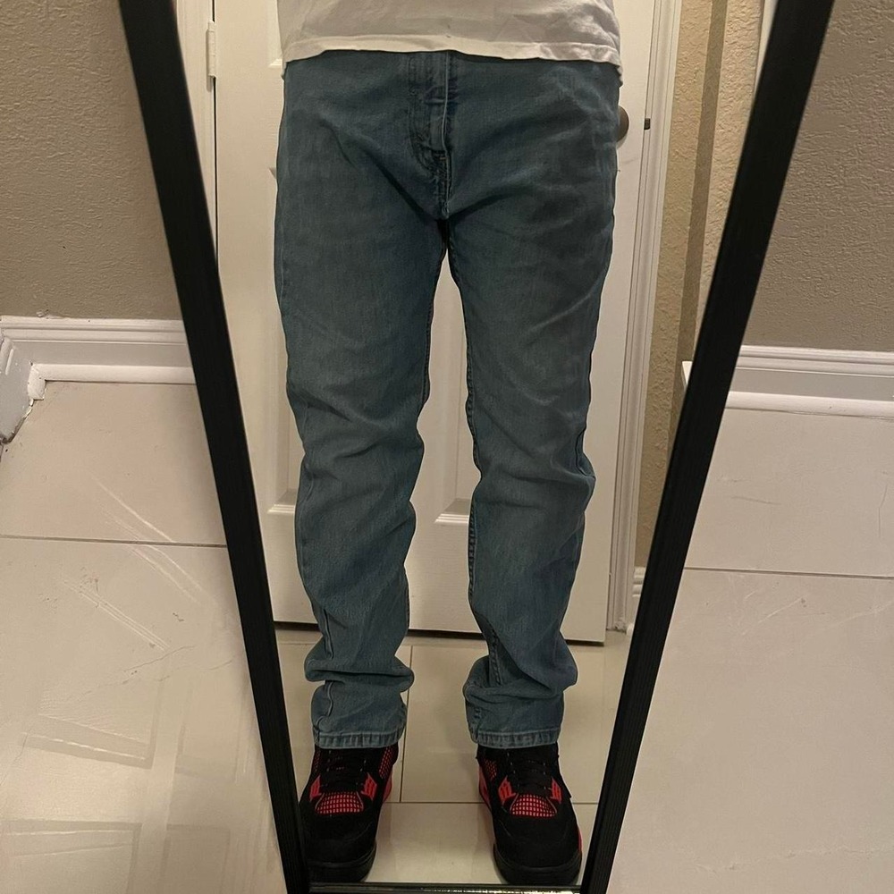 Vintage Essential Medium Wash Denim Levi's Jeans!